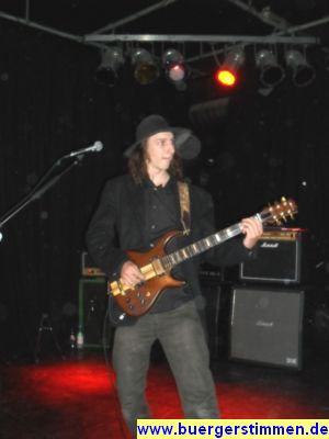 Pressefoto: http://www.buergerstimmen.de/ , 2010 © Jan alis Max Gebauer an der Gitarre bei 'Black & Schwarz'