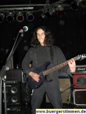 Pressefoto: http://www.buergerstimmen.de/ , 2010 © Romal alias Leon Hast bei Black & Schwarz auch an der Gitarre