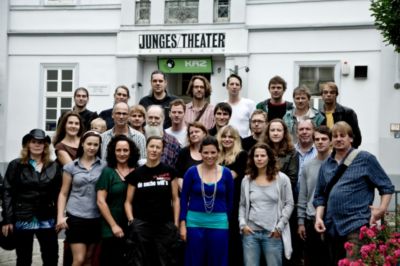 Pressefoto: , 2010 © Belegschaft des Jungen Theaters 2010 will für den Erhalt ihres Hauses und ihrer qualitativ hochwertigen Arbeit kämpfen