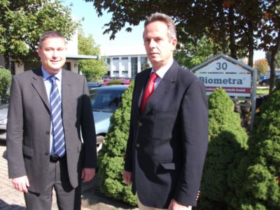 Pressefoto: , 2010 © Der Bundestagsabgeordnete Dr. Lutz Knoperk (rechts) zusammen mit Volker Grimm von der Biometra GmbH