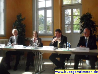 Pressefoto: http://www.buergerstimmen.de/ , 2010 © Herr Hofmann (GWG), Frau Fragel (Energieagentur) Herr Bosk (Bosk Consult) und Herr Liekmeier (Stadtwerke) bei der Pressekonferenz zu den Göttinger Energietagen 2010