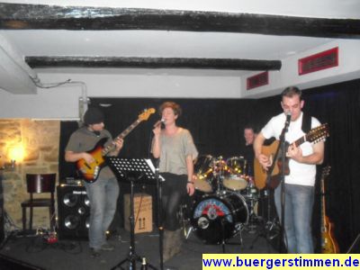 Pressefoto: http://www.buergerstimmen.de/ , 2010 © Songs mit viel Gefühl und Spaß boten 'Flammable Liquid' am 30.12.10