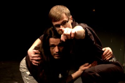 Pressefoto: , 2011 © Theodor Bauser (Dennis Kalde, rechts) nimmt Jasper Dacks (Jörg Bauer, links) ins Gebet