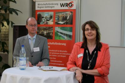 Pressefoto: http://www.pfh.de/ , 2011 © Frau Kleine von der WRG interviewt Herr Pauling zur Bedeutung des Internets - Foto von PFH Göttingen
