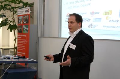 Pressefoto: http://www.pfh.de/ , 2011 © Ausführlich gibt Boris Blum-Oeste auch auf Zwischenfragen zu bestimmten Details ein - Foto von PFH Göttingen