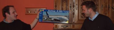 Pressefoto: , 2011 © JU Kreisverband - Thomas Deppe (links) bei der Übergabe des Modells vom A 380 an Christian Werwath (rechts) - Foto Nils Hagemann
