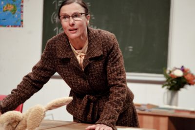 Pressefoto: , 2011 © Frau Müller (Agnes Giese) in 'Frau Müller muss weg' - Junges Theater Göttingen 2011
