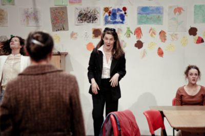Pressefoto: , 2011 © Frau Müller soll doch bleiben - Katja Grabowski (rechts, Felicity Christ) kann es nicht fassen - Links Marina (Verena Saake) - 2011