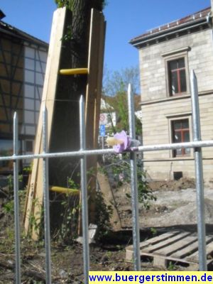 Pressefoto: http://www.buergerstimmen.de/ , 2011 © Aufgespießt - der Schnuller am Zaun in der Reinhäuser Landstr. in Göttingen
