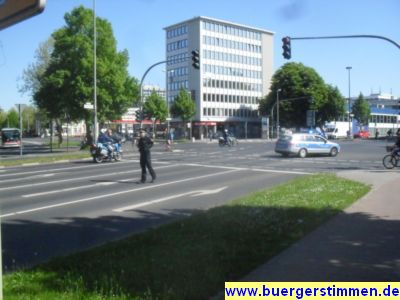 Pressefoto: http://www.buergerstimmen.de/ , 2011 © Die Polizei riegelte den Verkehr gut ab und ermöglichte einen reibungslosen Demonstrationsverlauf