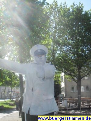Pressefoto: http://www.buergerstimmen.de/ , 2011 © Nur das Heinz-Erhard-Denkmal am Weender Tor konnte den Demo-Zug nicht sehen, weil irgendwelle IdiotInnen seine Augen mit einem 'Fan-Tag'-Aufkleber zugeklebt haben