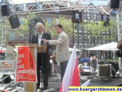 Pressefoto: http://www.buergerstimmen.de/ , 2011 © Die Hauptrede hielt Detlef Ahting (links) von Ver.di-Niedersachsen Bremen - er erläuterte das Demo-Motto 'Das ist das Mindeste - Faire Löhne - gute Arbeit - Soziale Gerchtigkeit' - rechts Lothar Hanisch