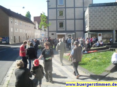 Pressefoto: http://www.buergerstimmen.de/ , 2011 © Sammeln für 1.Mai-Demo vorm ehemaligen DGB-Haus am Platz der Synagoge in Göttingen