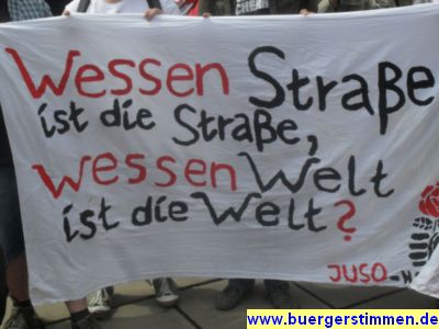 Pressefoto: http://www.buergerstimmen.de/ , 2011 © Banner - Wessen Straße ist die Straße; wessen Welt ist die Welt