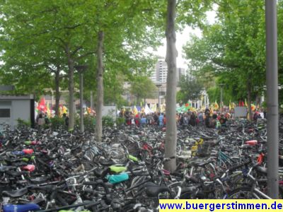 Pressefoto: http://www.buergerstimmen.de/ , 2011 © Die Demo startete auf dem Bahnhofsvorplatz - ob alle Demoteilnehmer mit dem Fahrrad kamen, ist fraglich