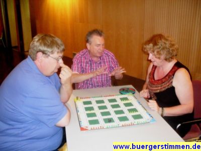 Pressefoto: http://www.buergerstimmen.de/ , 2011 © Hier wird gerade ein Laufspiel erklärt - und es wird mit großer Konzentration angespielt