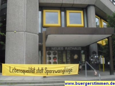 Pressefoto: http://www.buergerstimmen.de/ , 2011 © Passend zu den gelben Fenstern am neuen Rathaus - Lebensqualität statt Sparzwanglüge
