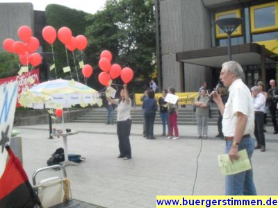 Pressefoto: http://www.buergerstimmen.de/ , 2011 © Wie lange noch hängen die soziales und kulturelles am Schirm, fragt sich Manfred Grönig vom Paritätischen