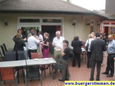 Pressefoto: http://www.buergerstimmen.de/ , 2011 © Auch in der Pause wurde in lockerer Atmosphäre weiter diskutiert