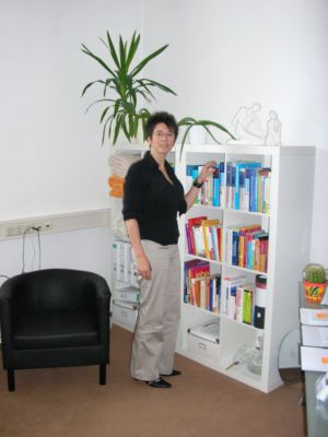 Pressefoto: , 2011 © Angelika Pflüger kann in ihrer Praxis auf eine reichhaltige Fachliteratur zurückgreifen