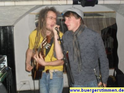 Pressefoto: http://www.buergerstimmen.de/ , 2011 © Auch auf der Bühne hatten die Musiker von 'Kaptn Kanone and the Hooks on Fire' offensichtlich Spaß