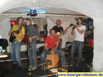 Pressefoto: http://www.buergerstimmen.de/ , 2011 © Die mitreissenden Lieder von 'Kaptn Kanone and the Hooks on Fire' gegeisterten das Publikum, welches im Laufes des Konzerts ion Göttingen immer mehr wurde