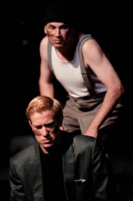 Pressefoto: http://www.junges-theater.de/ , 2011 © Jane (Leon Schröder) und Risto (Jan Reinartz) bei Göttinger jt-Inszenierung von Dea Lohers 'Fremdes Haus'