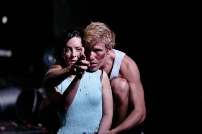 Pressefoto: http://www.junges-theater.de/ , 2011 © Das Erschießen von Menschen ist einfach - 'klick', 'klick' - - in Fremdes Haus mit Leon Schröder und Felicity Grist