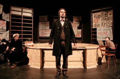 Foto vom Pressemelder: Bühnenfoto von Clemens Eulig fürs Junge Theater , 2012 © Dirk Böther spielte den Jacob Grimm -