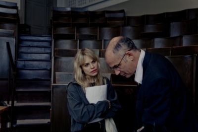 Foto vom Pressemelder: Foto vom Clemens Eulig für das Junge Theater Göttingen , 2012 © Am Ende unterwirft Carol (Henrike Richters) mit
