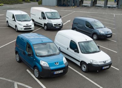 Pressefoto: Pressefoto Peugeot , 2008 © Die fünf Kastenwagen von Peugeot auf einen Bilck - hinten links der Expert- und rechts der Boxer-Kastenwagen , vorne Bipper-Kastenwagen, Partner Origin als Kastenwagen und der neuer Partner-Kastenwagen