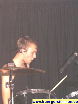 Pressefoto: http://www.buergerstimmen.de/ , 2008 © Juli mit Headset, schöner Stimme und vielen Ideen für das Schlagzeugspiel