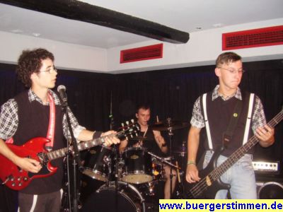 Pressefoto: http://www.buergerstimmen.de/ , 2008 © Justus Jonas mit Hesse - Gesang, Gitarre - Juli - Drium, Gesang - und Hannes - Bass-