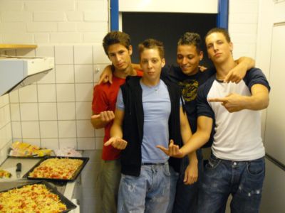 Pressefoto: , 2008 © Pizza Backen macht auch Jungen Spaß - und macht auch stolz
